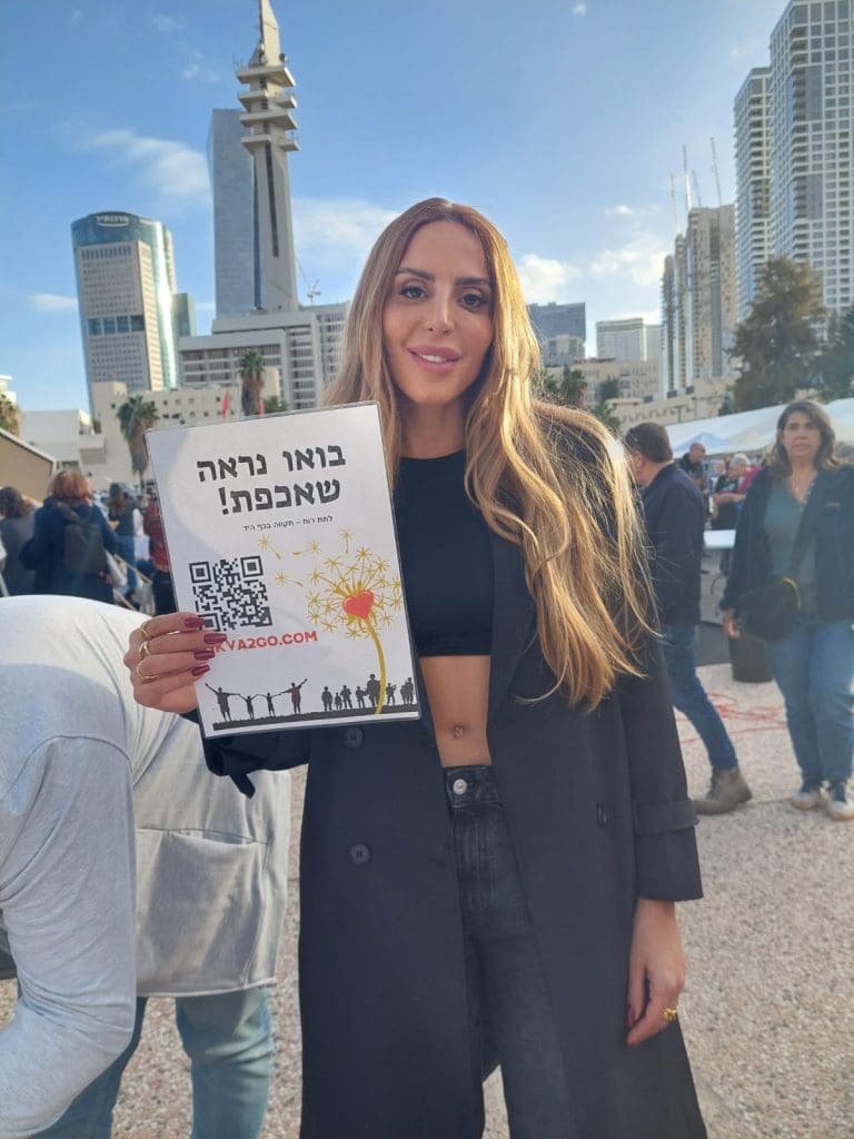 נסרין קדרי ובעלה רום שמיר שולחים מסר ומחזקים ב'שולחן התקווה' בכיכר החטופים והנעדרים ת"א​