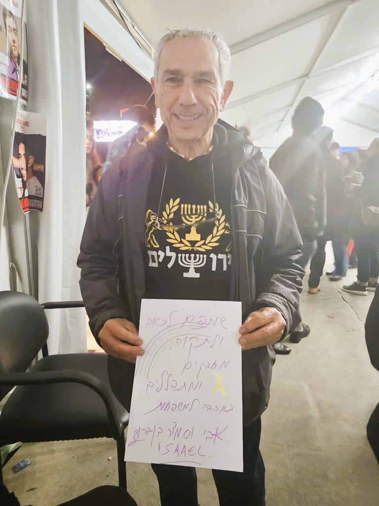 האמן והיוצר אבי בן ברוך- שולח תקווה ב'שולחן התקווה' בכיכר​
