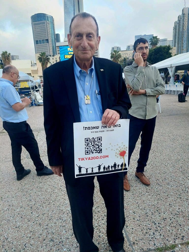 מר רון חולדאי ב'שולחן התקווה' בכיכר החטופים תל-אביב​